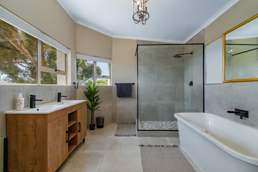 To Let 4 Bedroom Property for Rent in Mountainside Western Cape